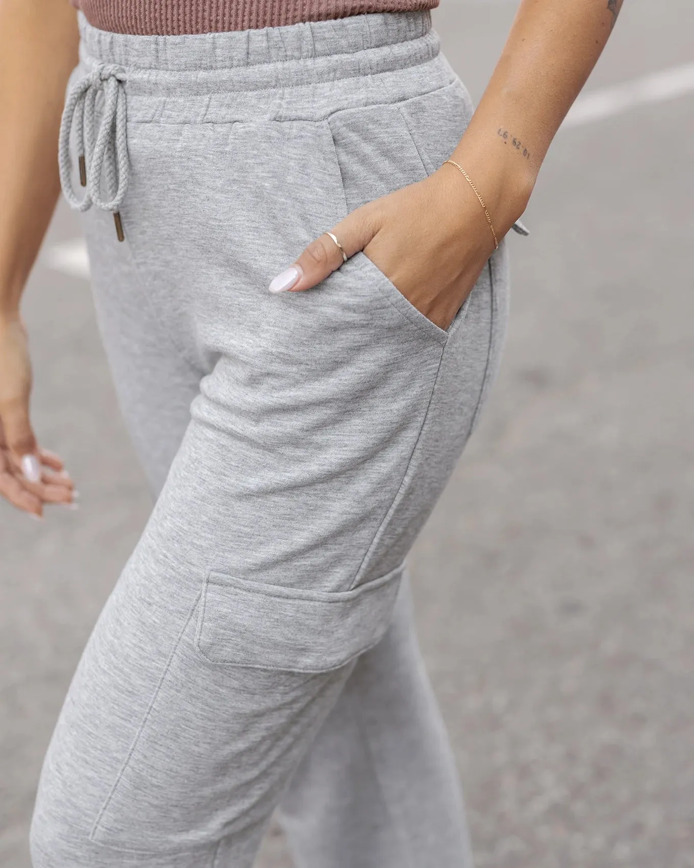 Signature Soft Mid-Heathered Grey Straight Leg Cargo Sweatpants